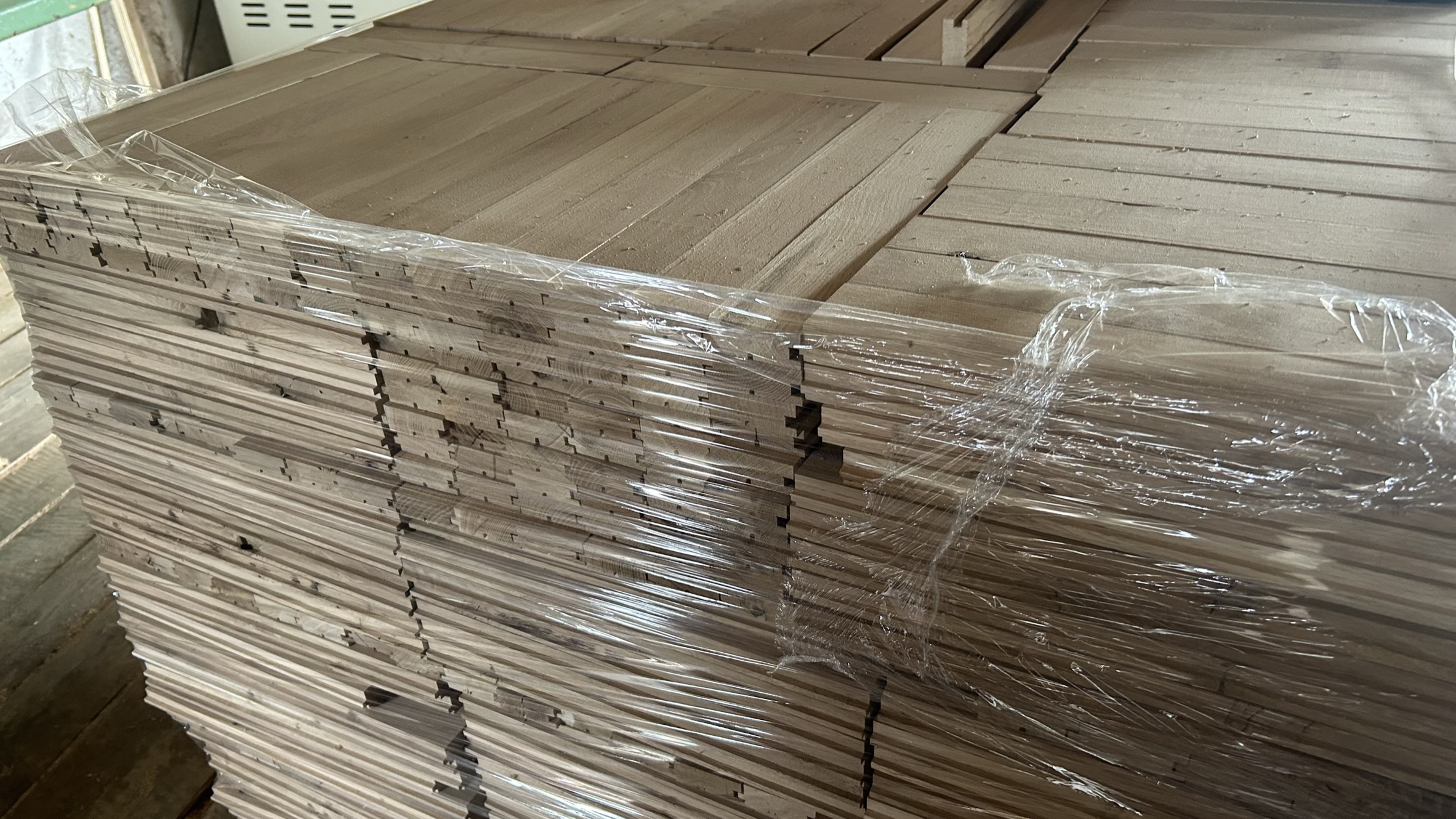 Oak flooring planks and tongue and groove oak material